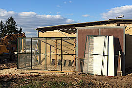 Die neue Eulenvoliere im Bau